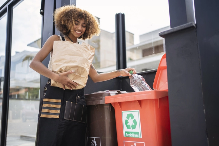 Co warto wiedzieć o opłacie recyklingowej za opakowania foliowe?